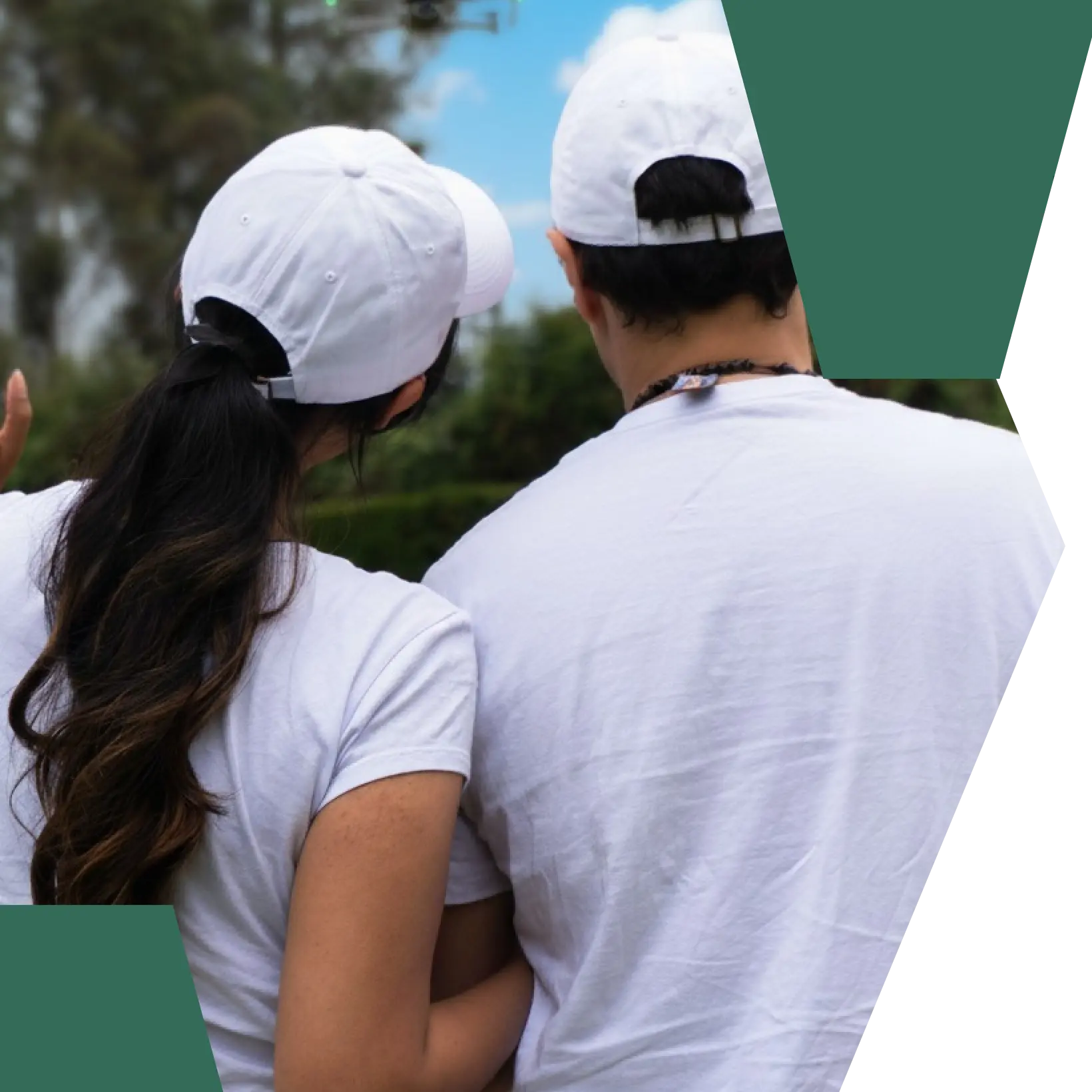 Una pareja mirando el paisaje