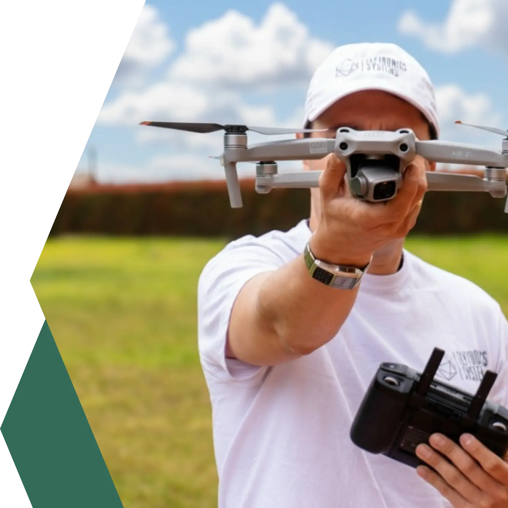 Persona sujetando un drone